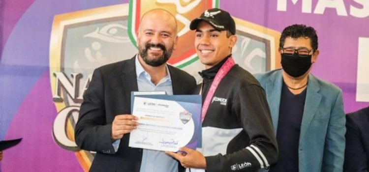 COMUDE León anuncia incremento en becas deportivas