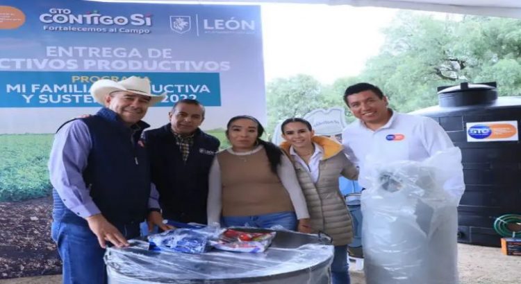 Entregan apoyos de Mi Familia Productiva en León