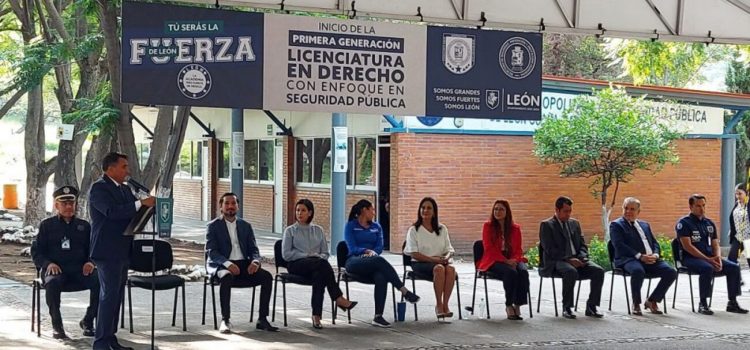 Arrancan licenciaturas en derecho para policías y tránsitos de León