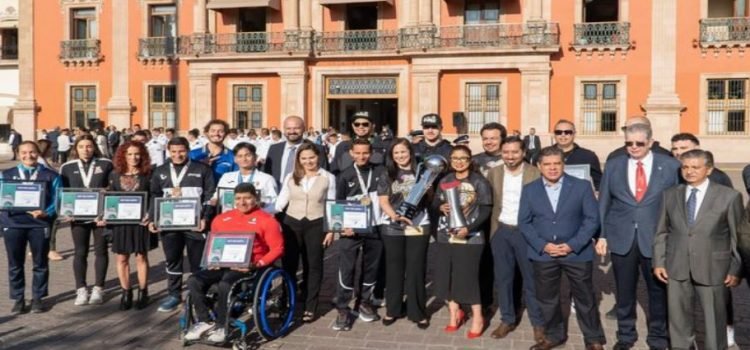 Abejas reciben distintivo “Soy de León”