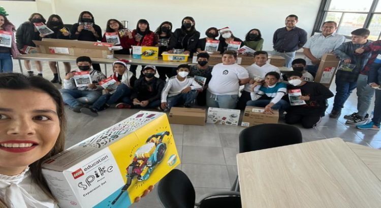 Reciben estudiantes kits de robótica del programa First Lego League