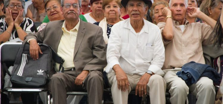 Dan apoyo a adultos mayores jubilados y pensionados en el estado