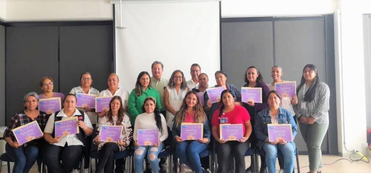 Reciben Crianza Positiva personal de salud en León