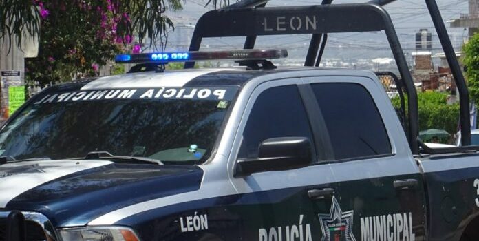 Detienen a tres sujetos por agredir a un policía en León