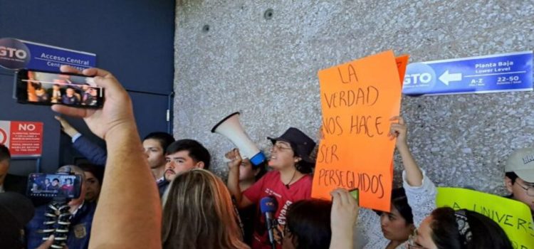 Estudiantes de Guanajuato se manifestaron durante un informe del rector de la UG