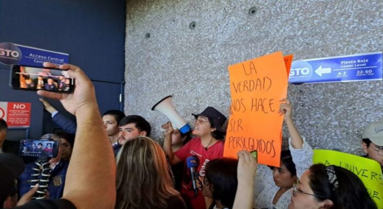 Estudiantes de Guanajuato se manifestaron durante un informe del rector de la UG