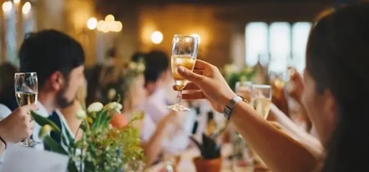 Su modus vivendi: colarse en las bodas para robarse los regalos