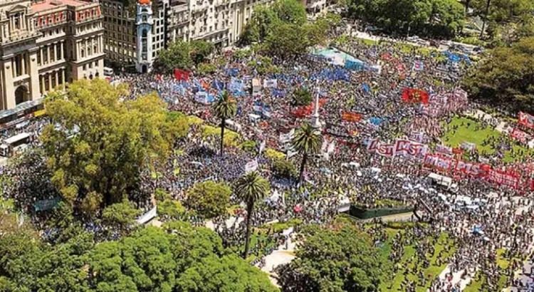 Multitudinaria protesta contra las reformas de Milei