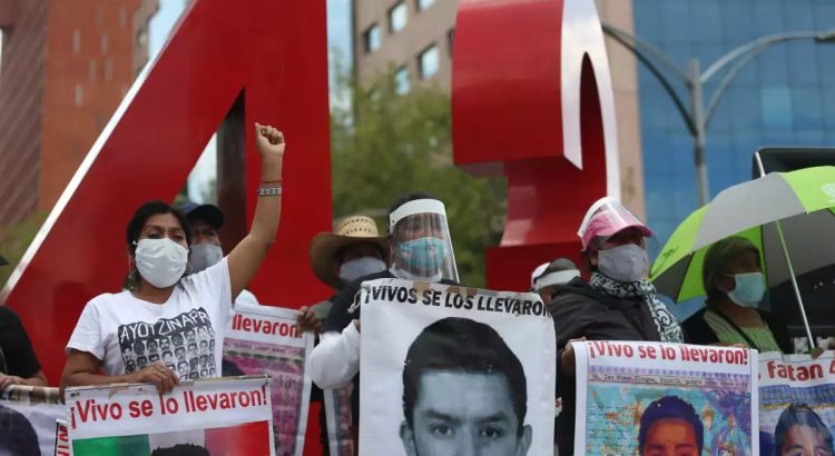 AMLO anuncia fecha de reunión de Sheinbaum con padres de Ayotzinapa