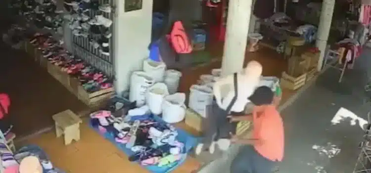 [VIDEO] Ladrón confundió maniquí con su  víctima y trató de robarle la bolsa