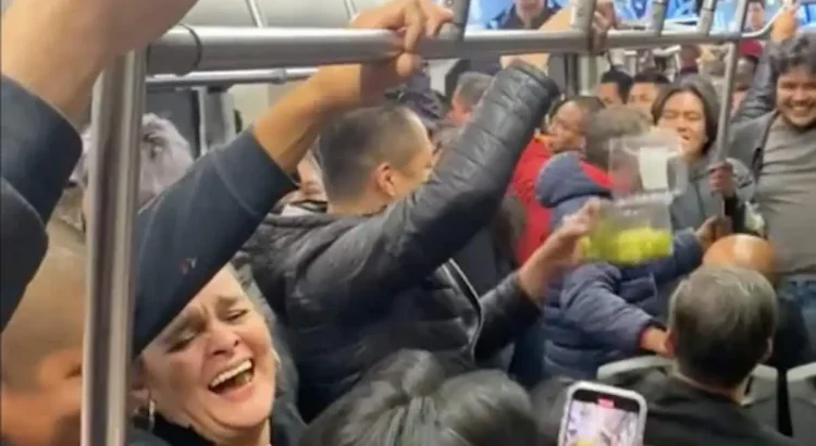 Usuarios del Metrobús celebran el Año Nuevo en medio del tráfico de hora pico