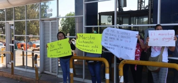 Maestros de Guanajuato protestan por retenciones del ISR Maestros de Guanajuato protestan por retenciones del ISR