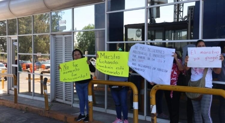Maestros de Guanajuato protestan por retenciones del ISR