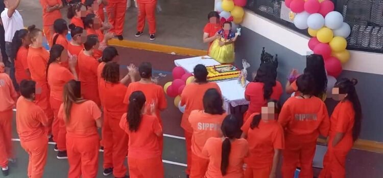 Secretaría de Seguridad y Paz festeja segundo cumpleaños a niña que vive con su madre en centro penitenciario de Guanajuato