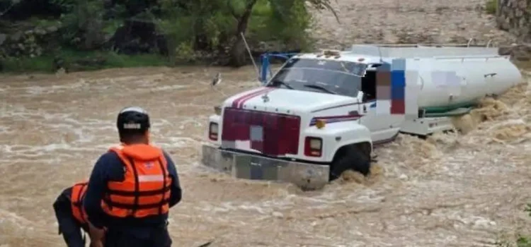 Pipa se queda atrapada en río en la comunidad El Rodeo, Guanajuato