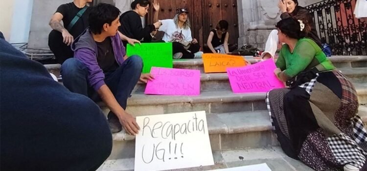Protestan estudiantes de la Universidad de Guanajuato por censura a exposición artística