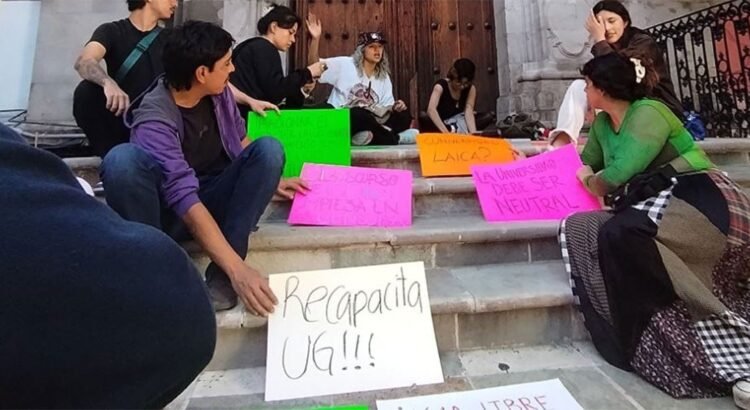 Protestan estudiantes de la Universidad de Guanajuato por censura a exposición artística