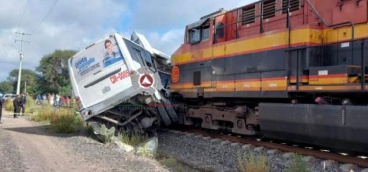 Tren embiste a camión de pasajeros en Guanajuato