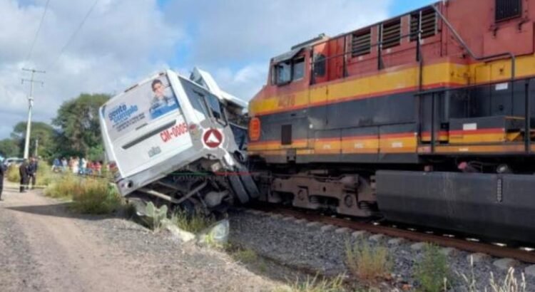 Tren embiste a camión de pasajeros en Guanajuato