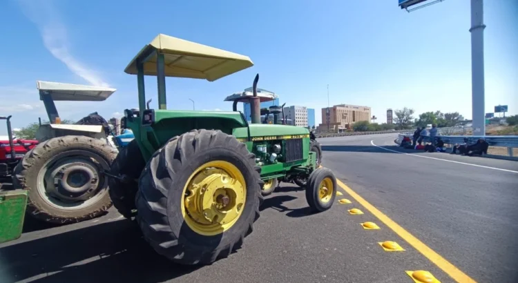 Bloqueos de productores agrícolas provocan caos vial por más de 30 horas en Guanajuato Bloqueos de productores agrícolas provocan caos vial por más de 30 horas en Guanajuato