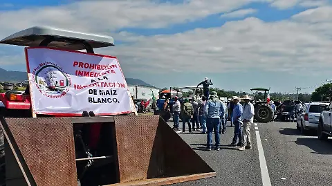 Campesinos mantienen bloqueo en carretera Irapuato‑Pénjamo por más de 30 horas