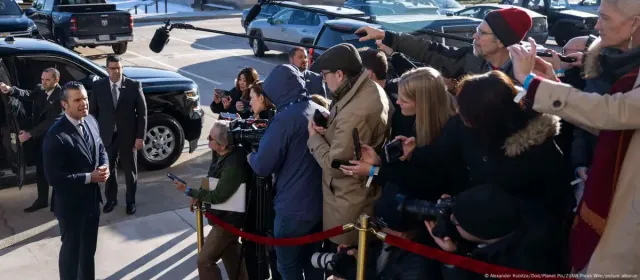 Reporteros entregan acreditaciones y abandonan el Pentágono tras rechazar nuevas normas a la prensa Reporteros entregan acreditaciones y abandonan el Pentágono tras rechazar nuevas normas a la prensa