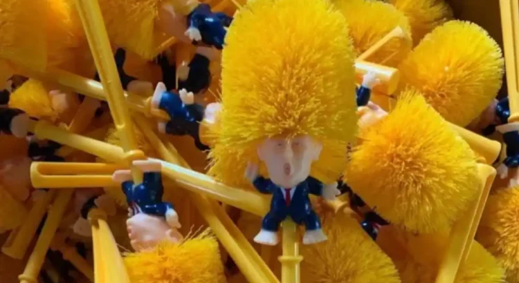 Se disparan las ventas de cepillo para retrete con la figura de Donald Trump Se disparan las ventas de cepillo para retrete con la figura de Donald Trump