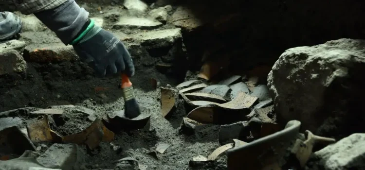 Hallan tumbas y cerámica Azteca III en obras de La Lagunilla