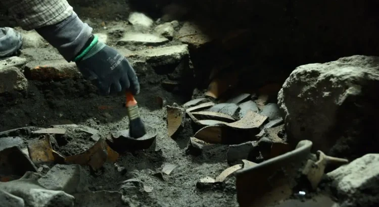 Hallan tumbas y cerámica Azteca III en obras de La Lagunilla Hallan tumbas y cerámica Azteca III en obras de La Lagunilla