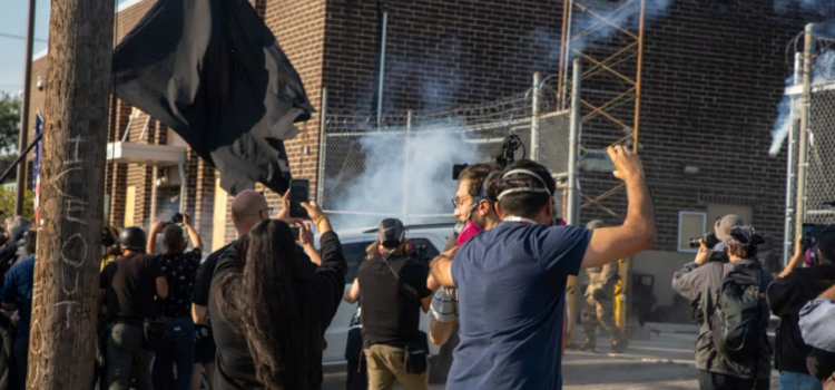 Agentes de ICE lanzan gases lacrimógenos contra manifestantes en Chicago Agentes de ICE lanzan gases lacrimógenos contra manifestantes en Chicago